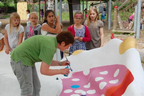 Bemalung nach den Entwürfen der Kinder